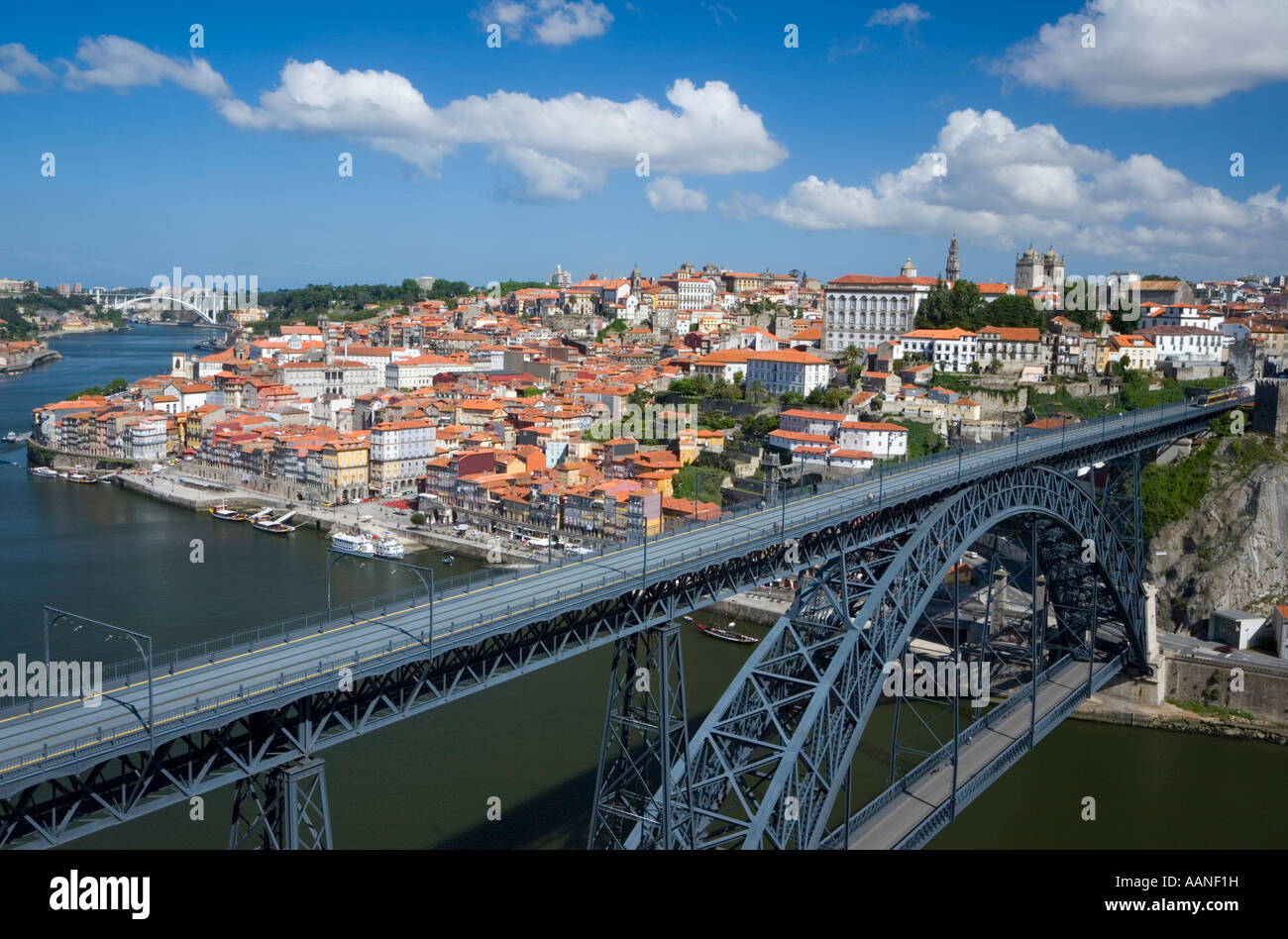 Ponte de Dom Luis 1 sur le fleuve Douro vers le quartier de Ribeira à Porto, Portugal Banque D'Images