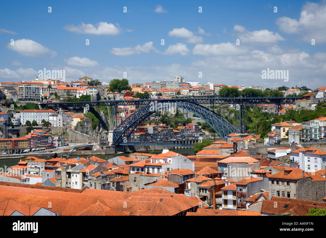 Ponte de Dom Luis 1 de Vila Nova de Gaia à la recherche vers le quartier de Ribeira Porto Portugal Banque D'Images