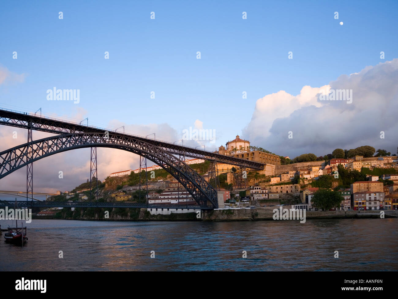 Ponte de Dom Luis 1 sur le fleuve Douro à vers Vila Nova de Gaia, Porto, Portugal Banque D'Images