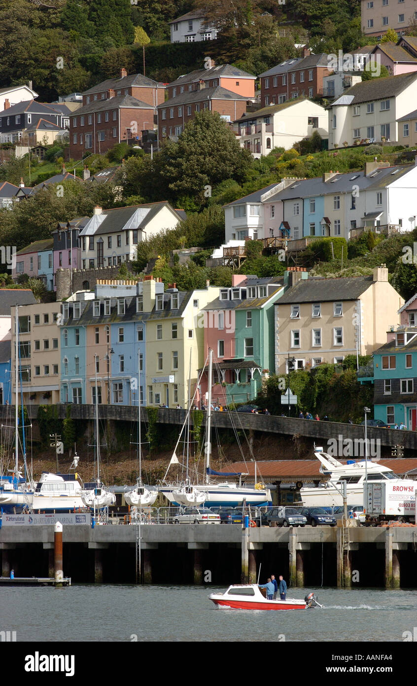 Une vue sur la rivière Dart de Dartmouth vers Kingswear et Darthaven Marina à Devon, Angleterre Royaume-uni Banque D'Images