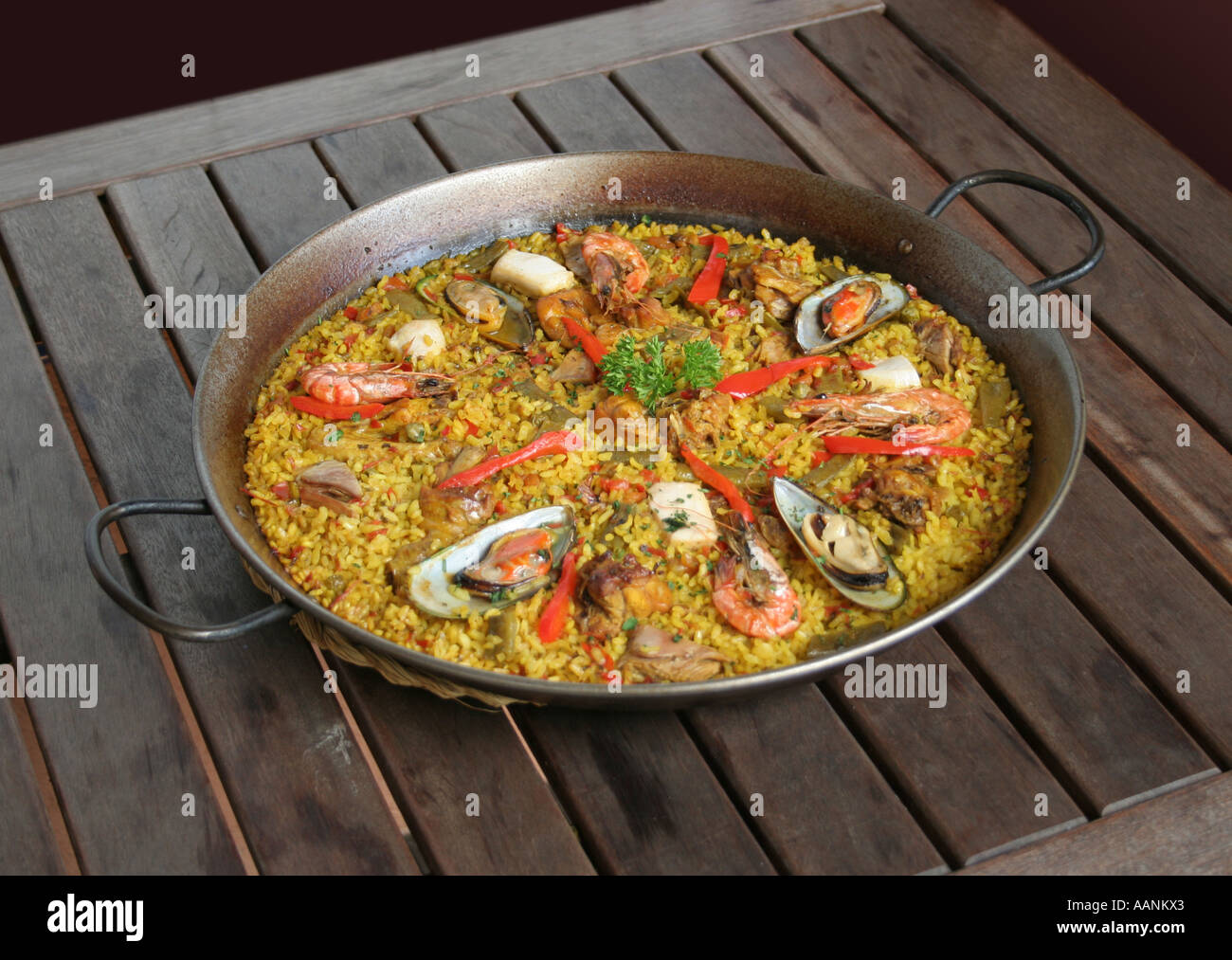 La Paella espagnole (riz pan) avec des fruits de mer sur une table en bois Banque D'Images