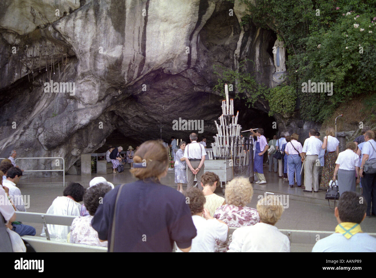 Grotte massabielle au sanctuaire de notre Dame de lourdes, basilique de la conception immaculée, basilique de Lourdes, Lourdes, France au début de 1990 Banque D'Images