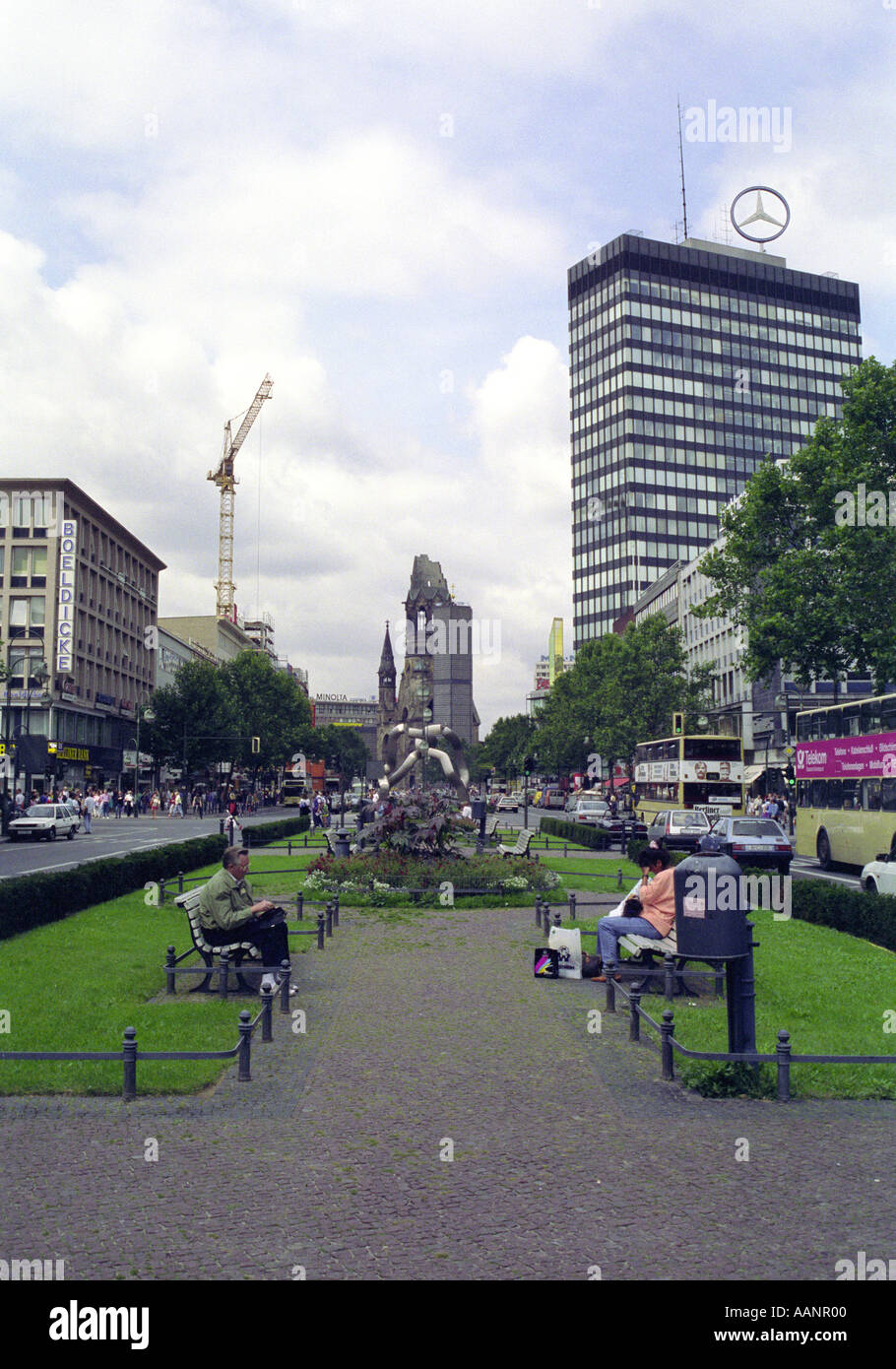 La rue commerçante Kudamm Kufurstendamm face à l'église Gedächtniskirche Berlin Allemagne Banque D'Images