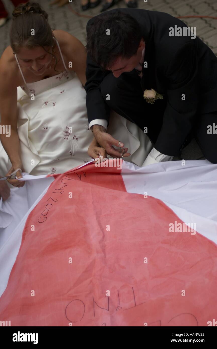 Couples nuptiales de découper un coeur Banque D'Images