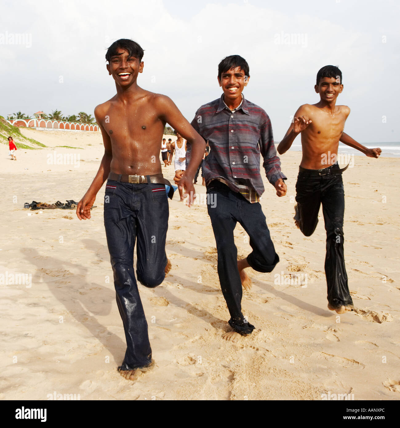 Garçons jouant à Kanyakumari Beach l'Inde un an après le grand tsunami a frappé en décembre 2004 Banque D'Images