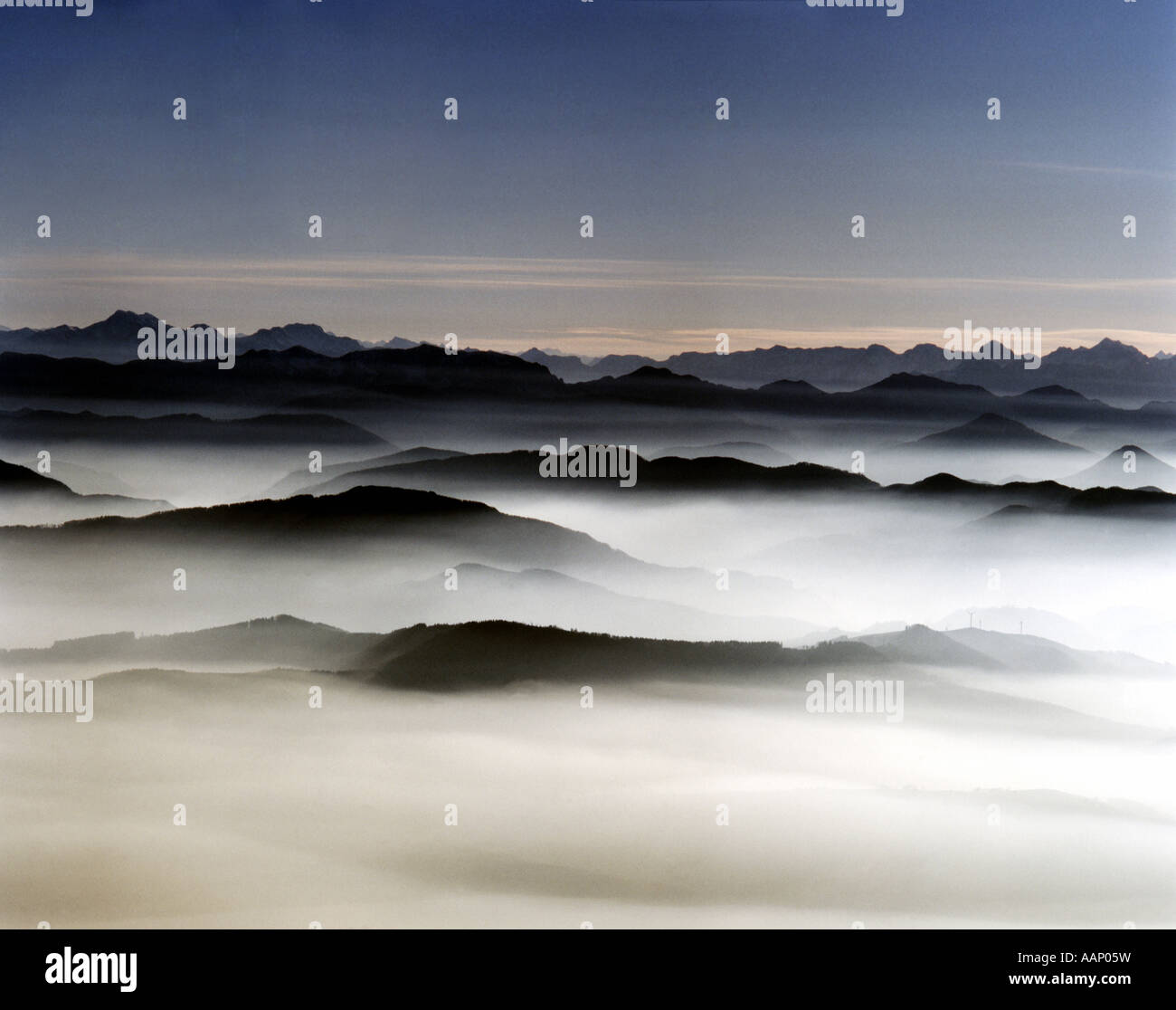 Montagnes en mer de nuages, Alpes Banque D'Images