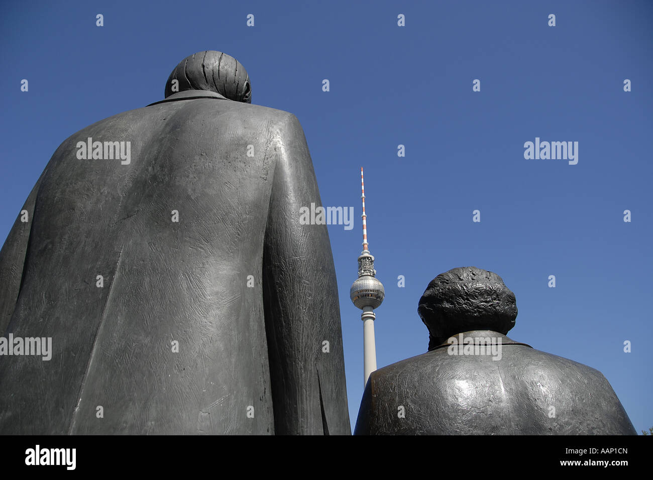 Memorial monument Marx-Engels, tour de télévision en arrière-plan, l'Allemagne, Berlin Banque D'Images