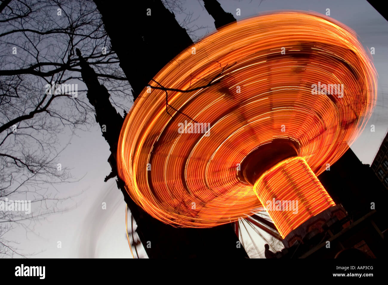 Fairground ride sur une exposition lente pendant le Edinburgh Festival de Noël Banque D'Images