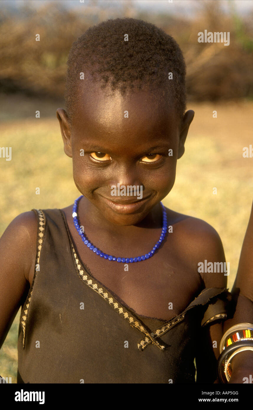 Un mignon petit garçon Maasai à jusqu'à l'appareil photo montrant le blanc de ses yeux d'une manière attrayante Banque D'Images