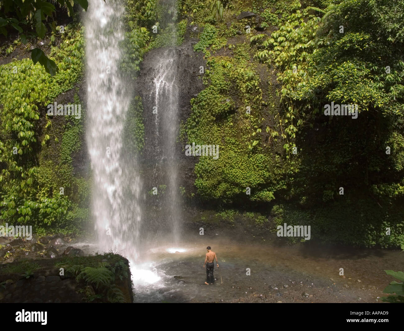 Une section locale après avoir pris une douche dans la cascade Sendang Gila Senaru au Mont Rinjani à Lombok en Indonésie Banque D'Images