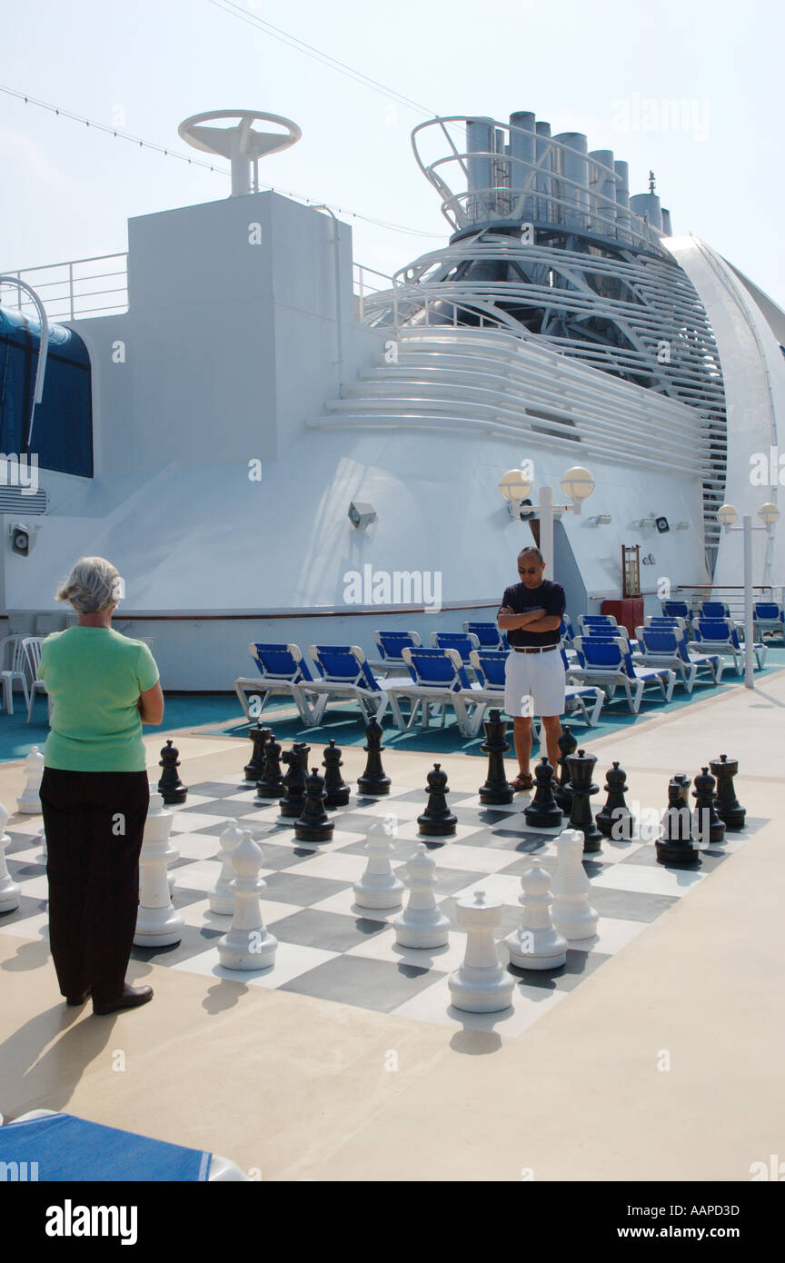 En faisant un match d'échecs de pont sur le navire de croisière Star Princess. Banque D'Images