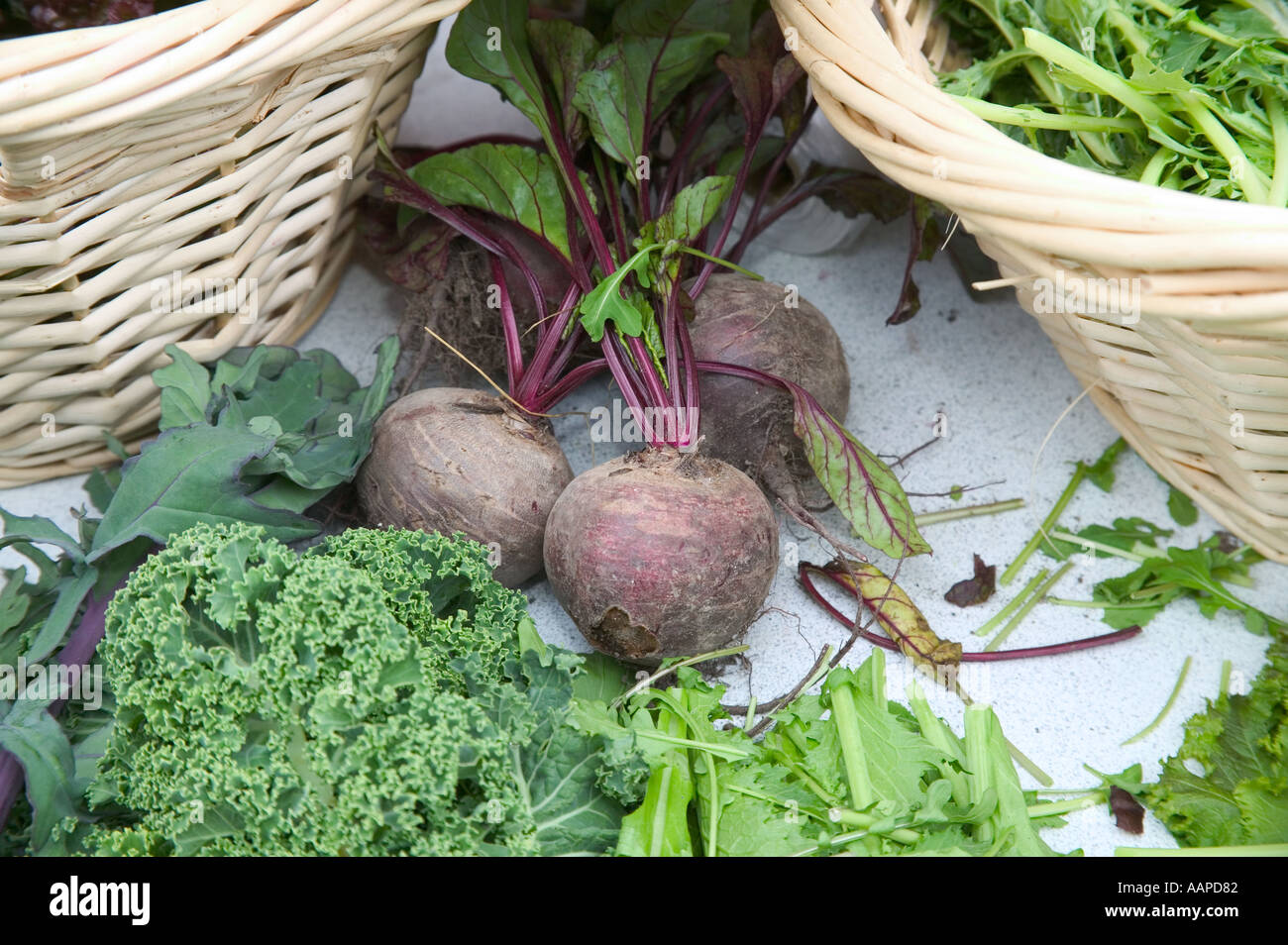 Les betteraves organiques sur un décrochage entre les deux paniers au marché local. Banque D'Images