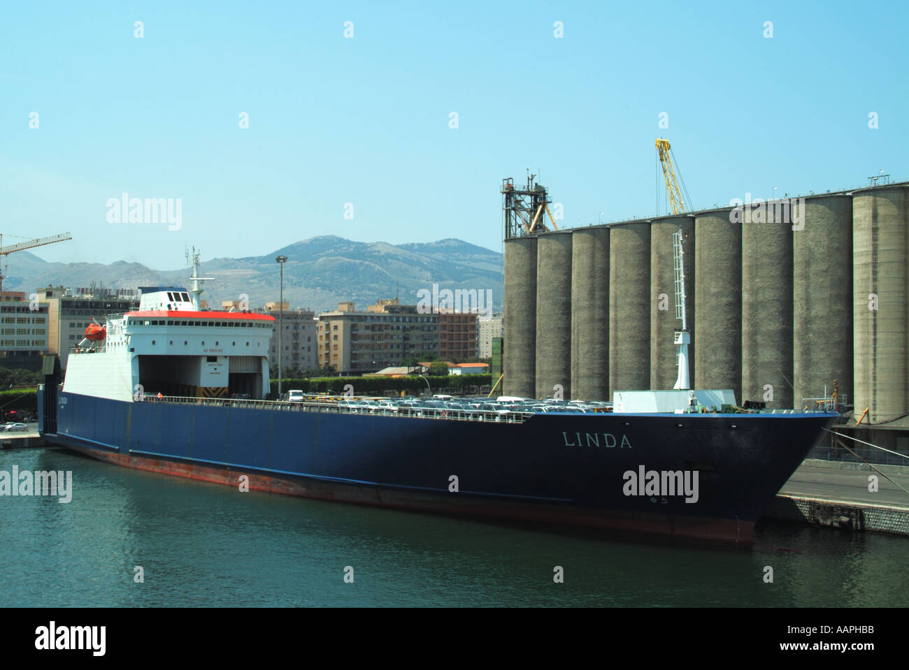 Palerme Sicile les installations portuaires et ancrées sur rouleau Roll off ferry Linda avec une cargaison de nouvelles voitures Italie Banque D'Images