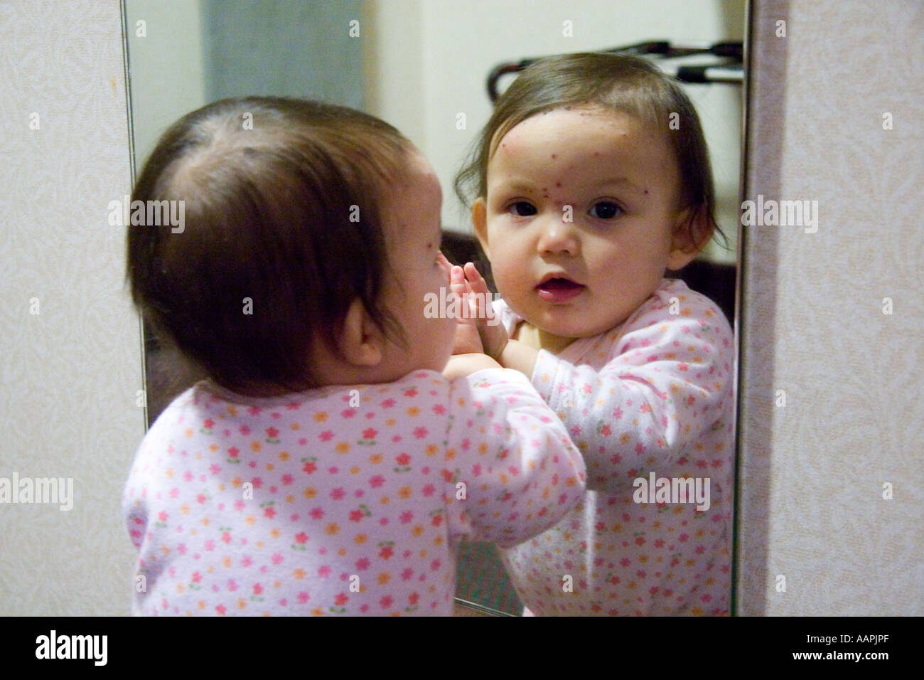 Bebe Fille De 9 Mois A La Recuperation De La Varicelle En Miroir Photo Stock Alamy Bebe Fille De 9 Mois A La Recuperation De La Varicelle En Miroir Photo Stock Alamy