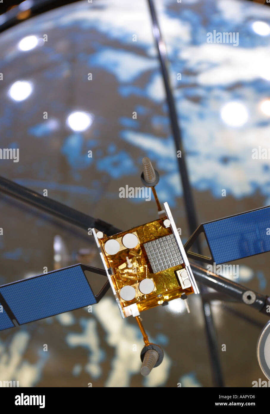 Modèle de satellite de communication en orbite autour de la Terre Banque D'Images
