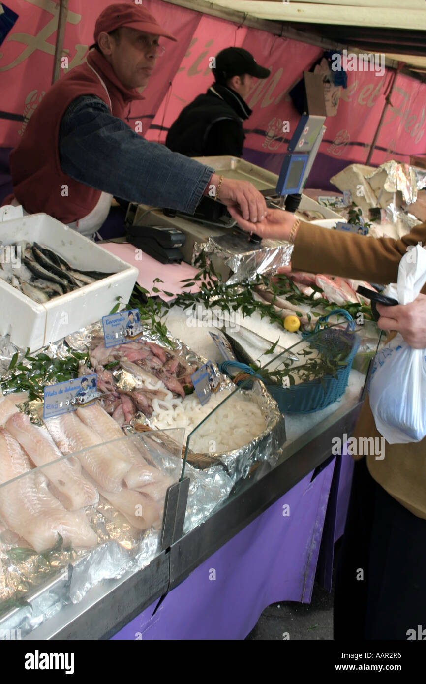 Le poisson frais est vendu dans la rue du marché, Boulevard Saint Germaine, Quartier Latin, Paris, France Banque D'Images
