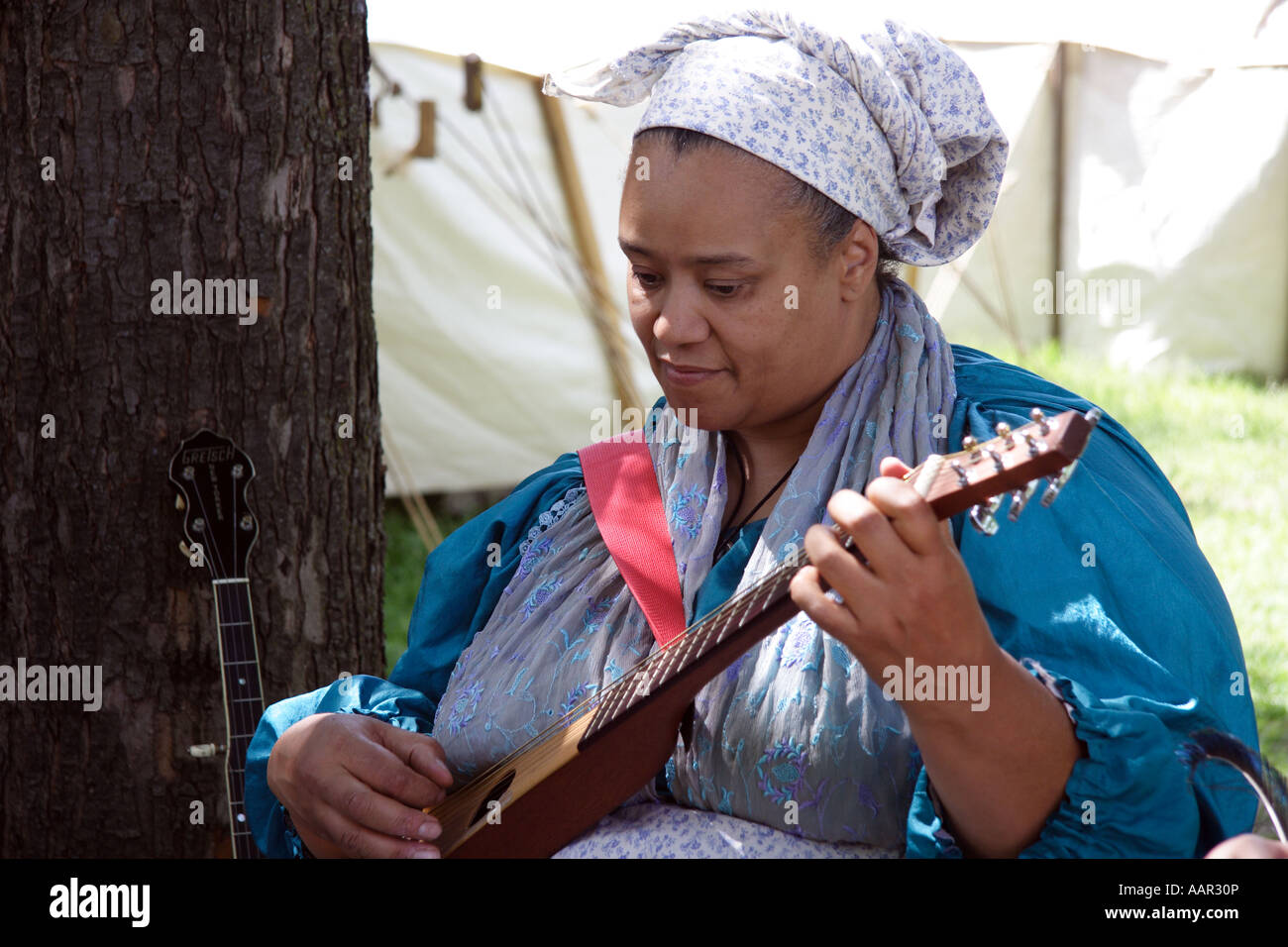 Femme en robe noire de la guerre civile. Lecture de musique Banque D'Images
