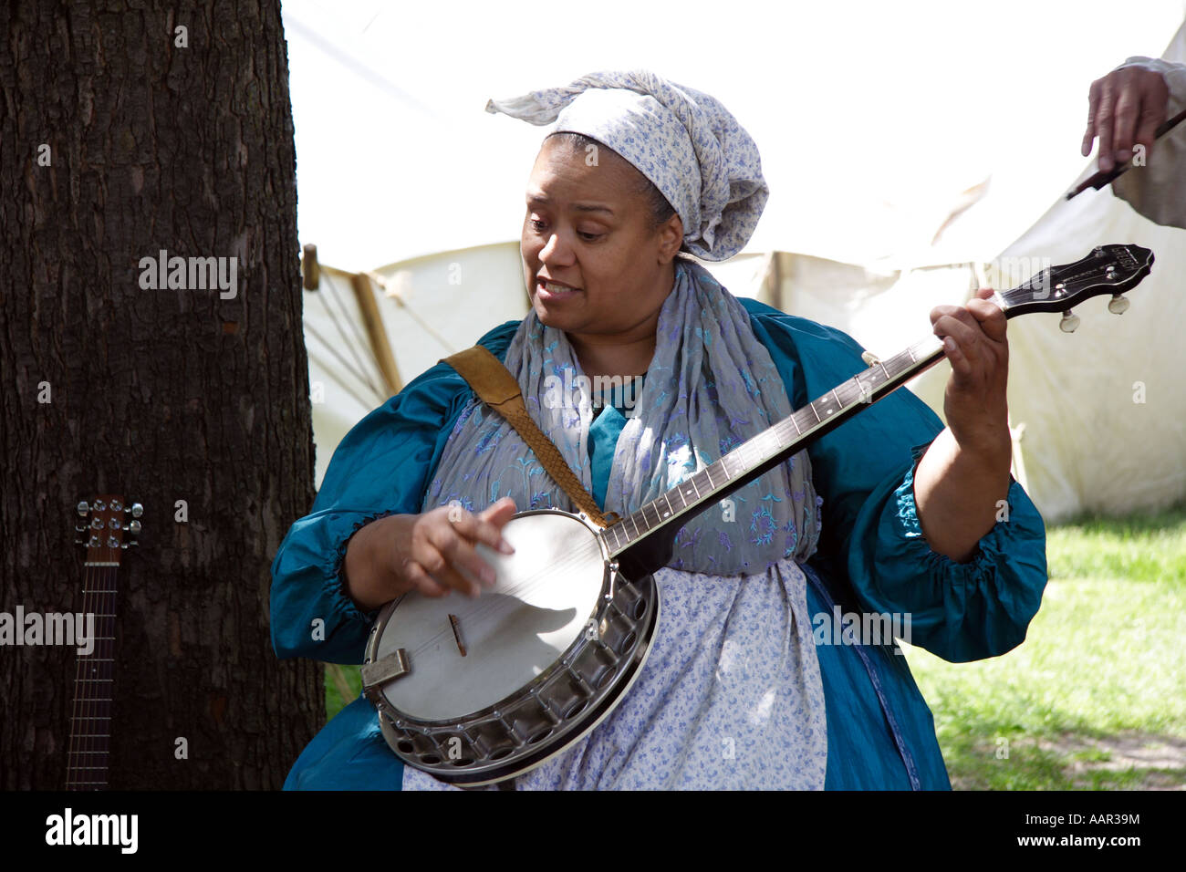 Femme en robe noire de la guerre civile. Lecture de musique Banque D'Images