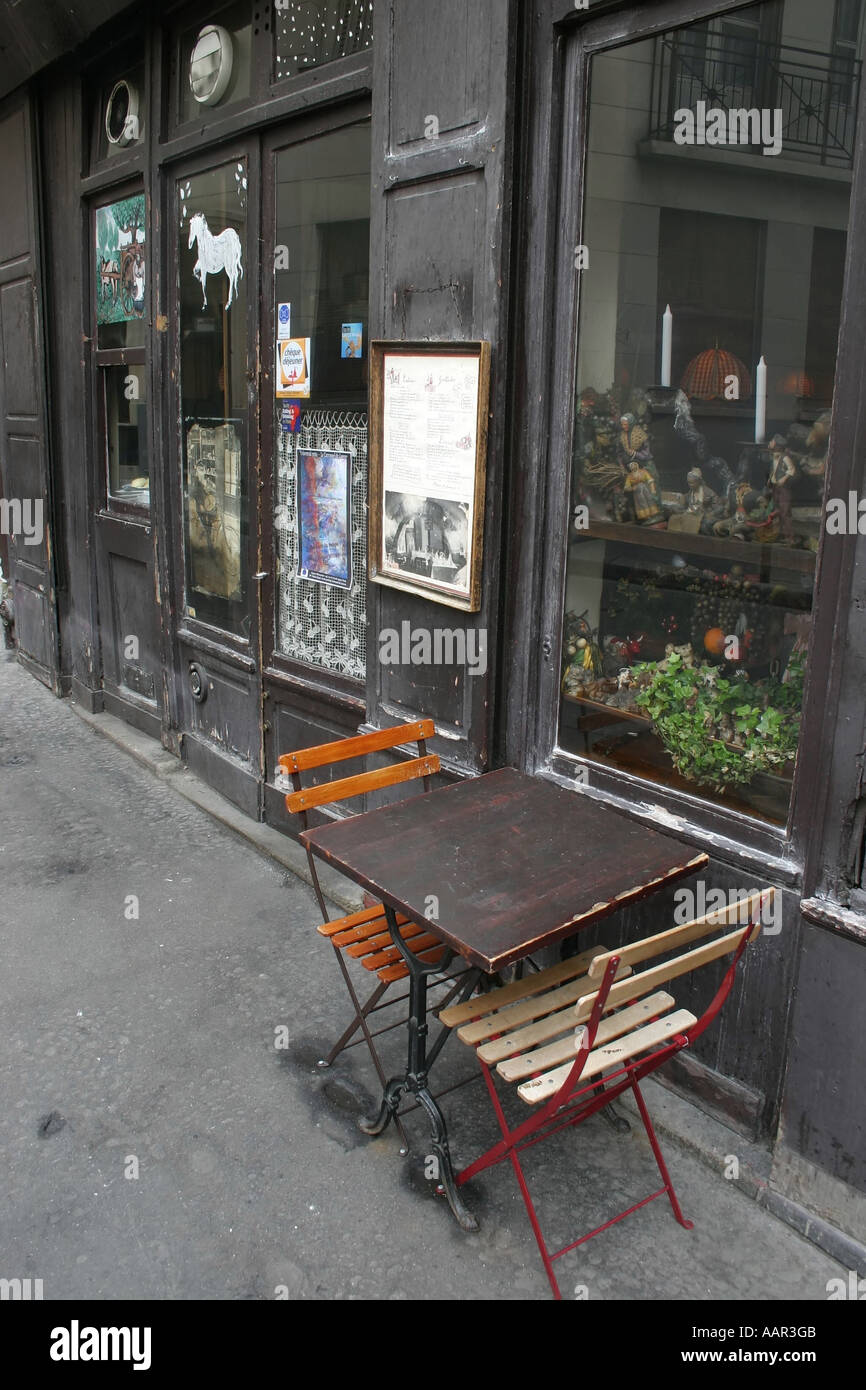 Restaurant extérieur vide table dans le Quartier Latin, Paris, France Banque D'Images