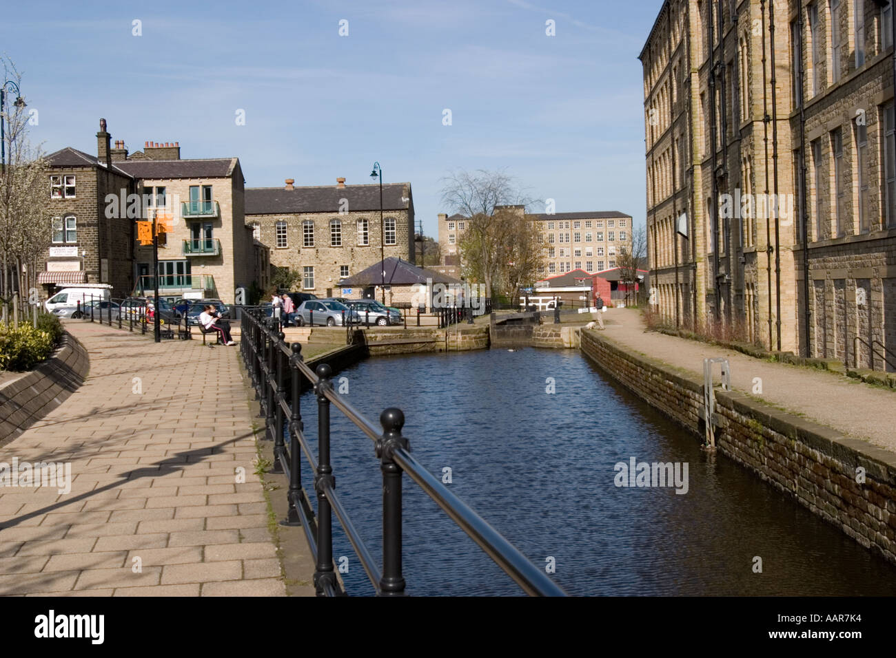 Bassin du canal dans le centre de renouvellement et de réaménagement après Slaithwaite Banque D'Images