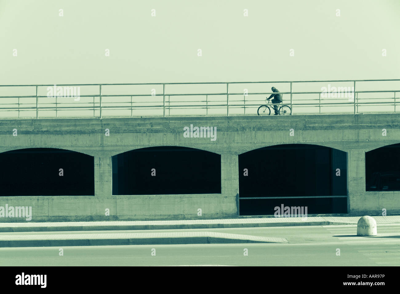 Le cycliste a soulevé walkway Ortigia Siracusa Italie Europe Banque D'Images