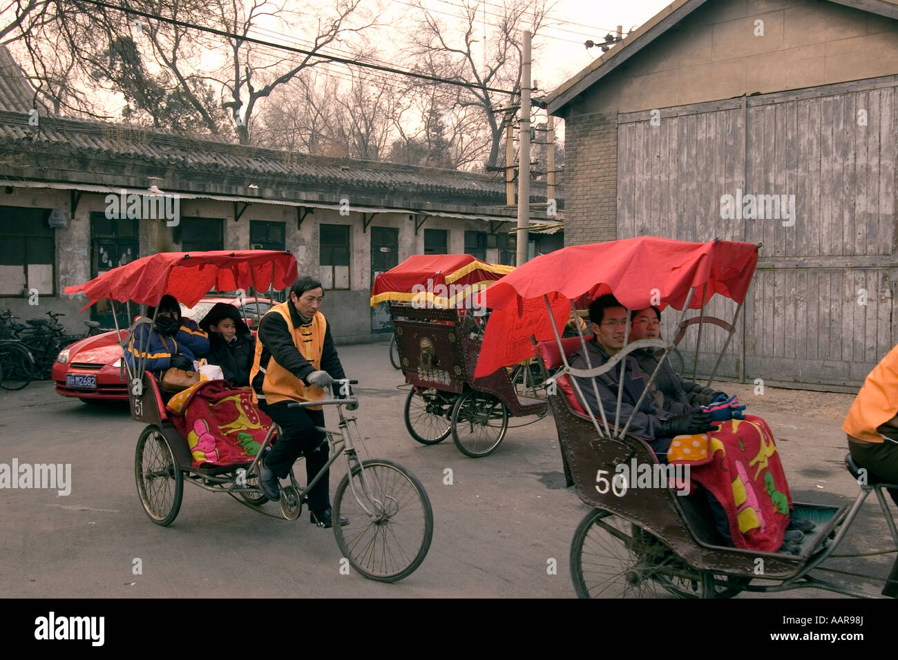 Location vélo dans un hutong ruelles traditionnelles chinoises avec salle de cours et de petites rues Beijing Chine Banque D'Images