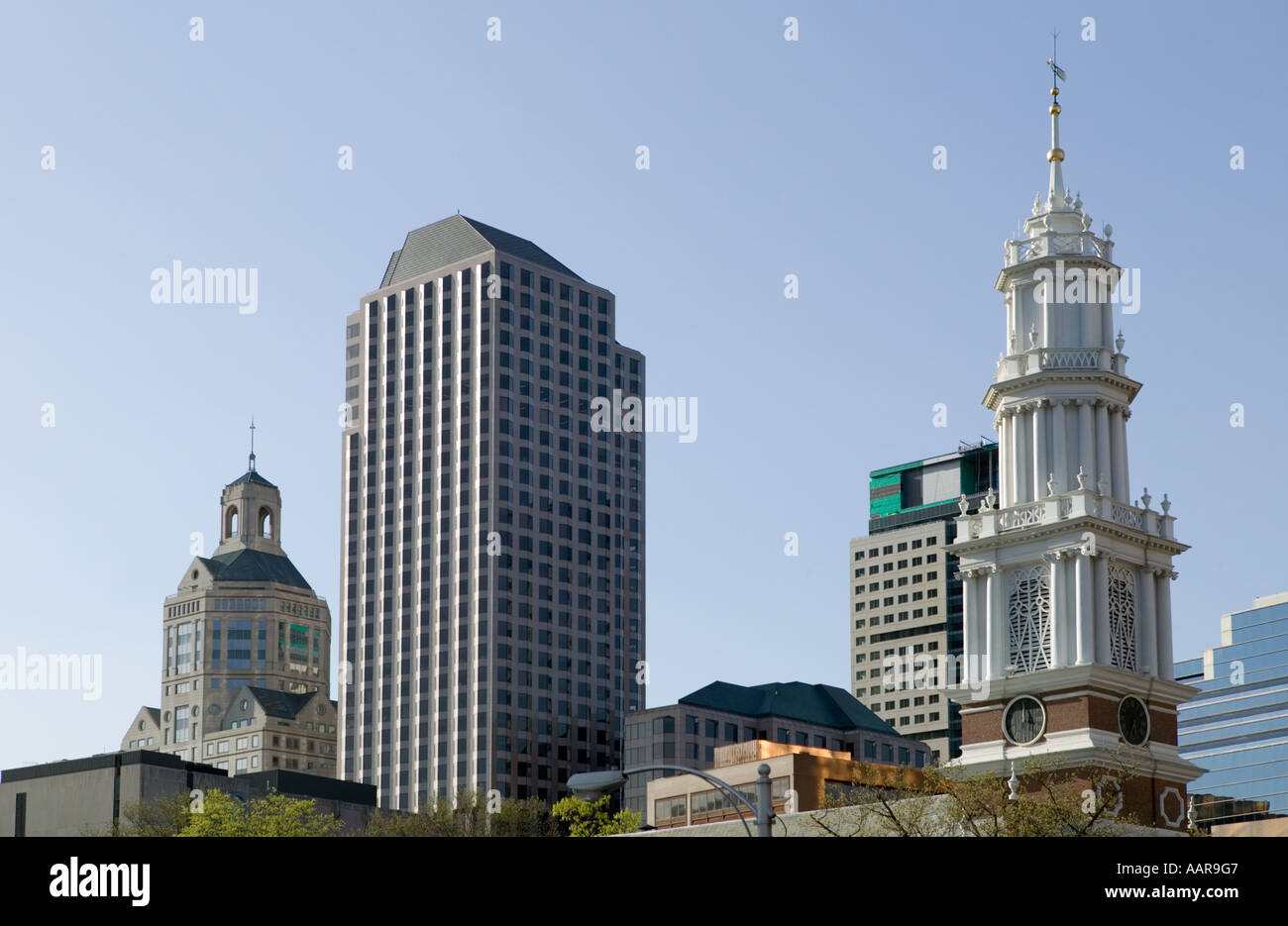 Hartford Connecticut skyline comprend Goodwin Hotel City Place et Église Centre Banque D'Images