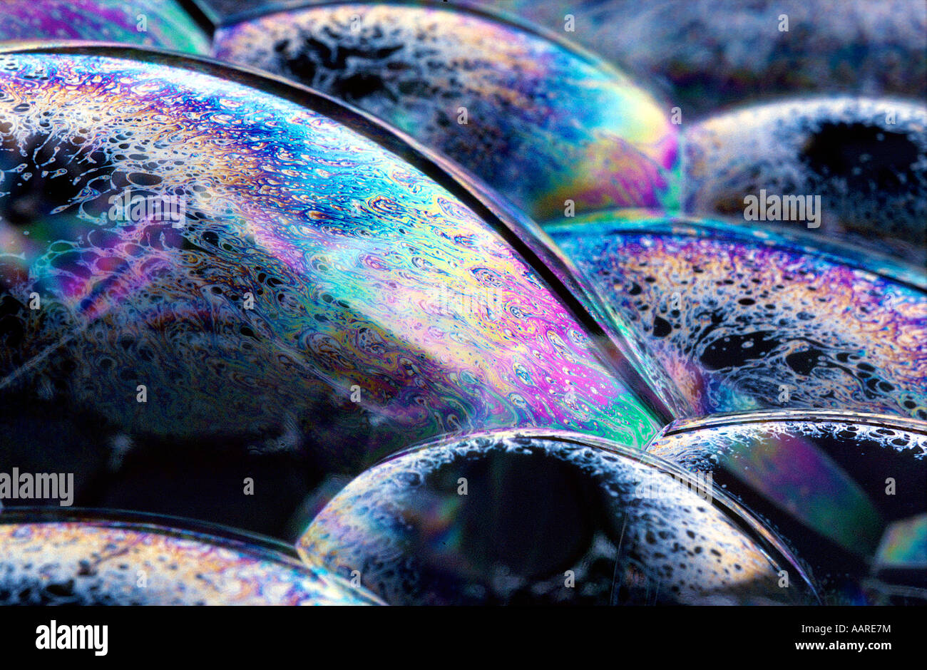 Réfractant la lumière des bulles de savon en différentes épaisseurs réfractant la lumière blanche Banque D'Images