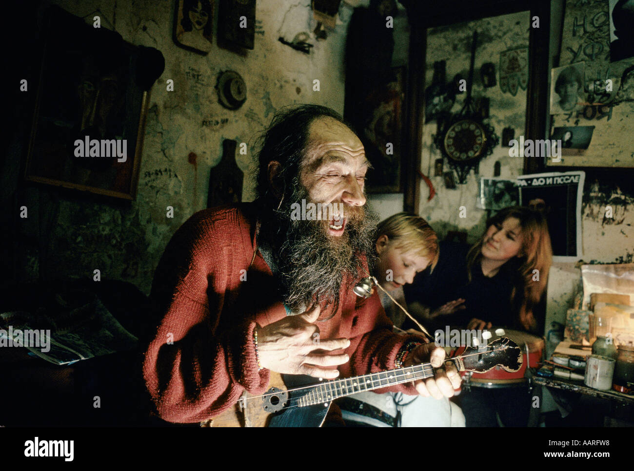 Mars 1991 SVERDLOVSK LE GOUROU RUSSE PHOTO HOMME CHANTE joue de la domra Banque D'Images