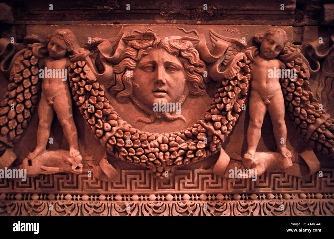 Antiquités de l'époque romaine sur l'affichage dans le sarcophage Prix d'Antalya Antalya Turquie Musée Régional Banque D'Images