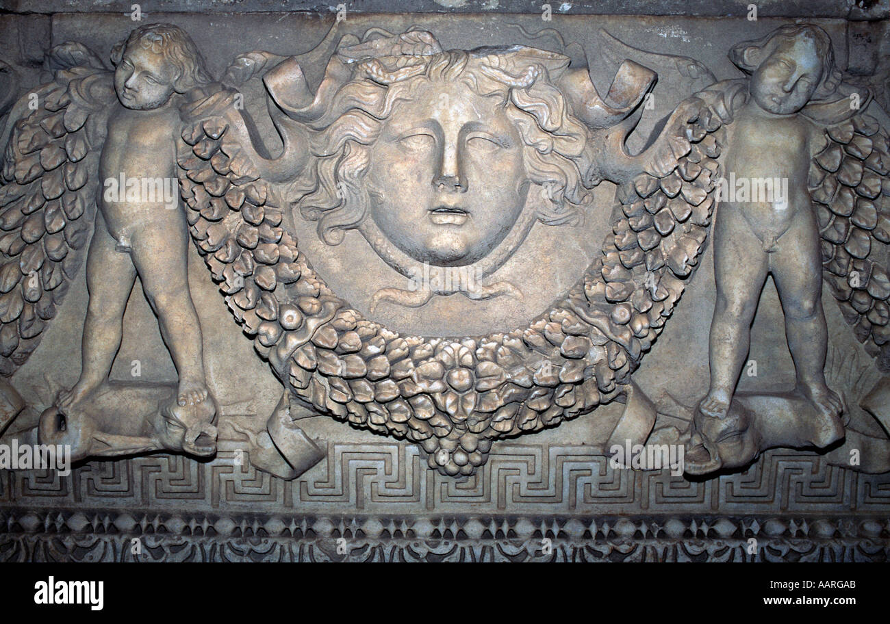 Antiquités de l'époque romaine sur l'affichage dans le sarcophage Prix d'Antalya Antalya Turquie Musée Régional Banque D'Images