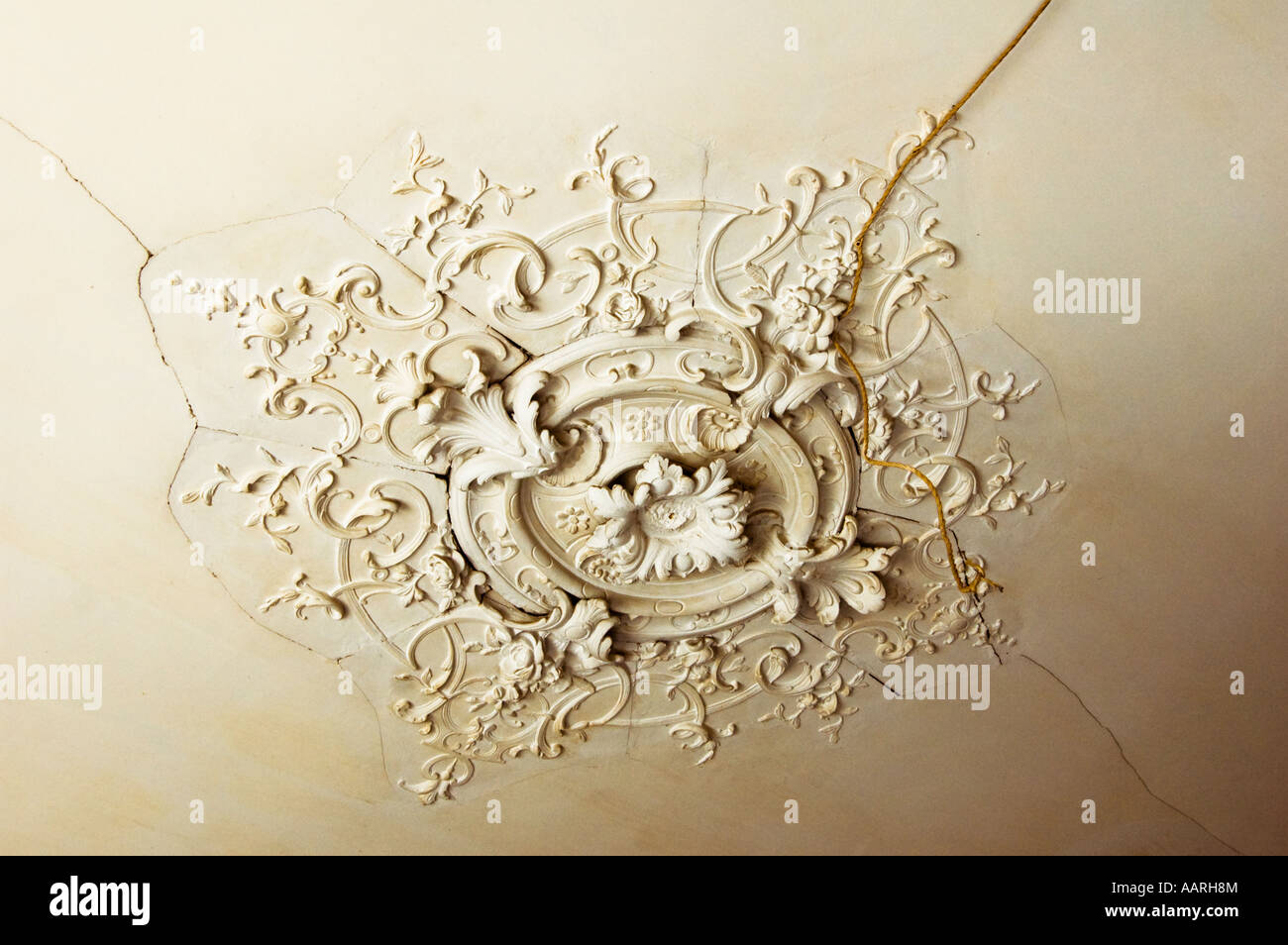 Détail de plafond en stuc à restaurer Banque D'Images