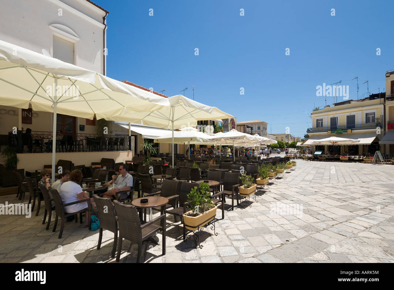 Restaurants sur la Place Saint Marc, la Place St Marc (Agios Markou Sq), la ville de Zakynthos, Zante, îles Ioniennes, Grèce Banque D'Images