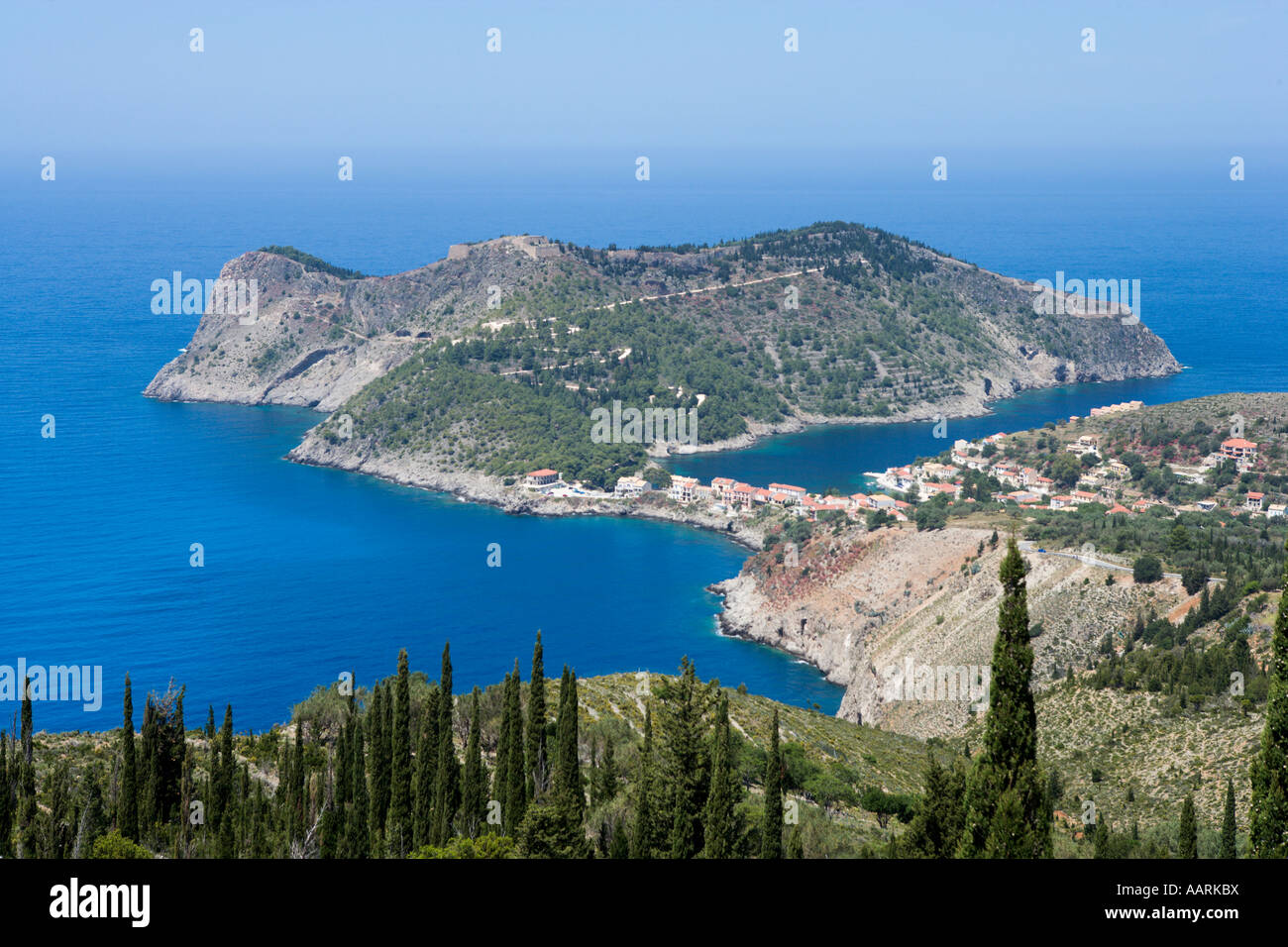 Voir l'Assos Assos de ville et château, Kefalonia, îles Ioniennes, Grèce Banque D'Images