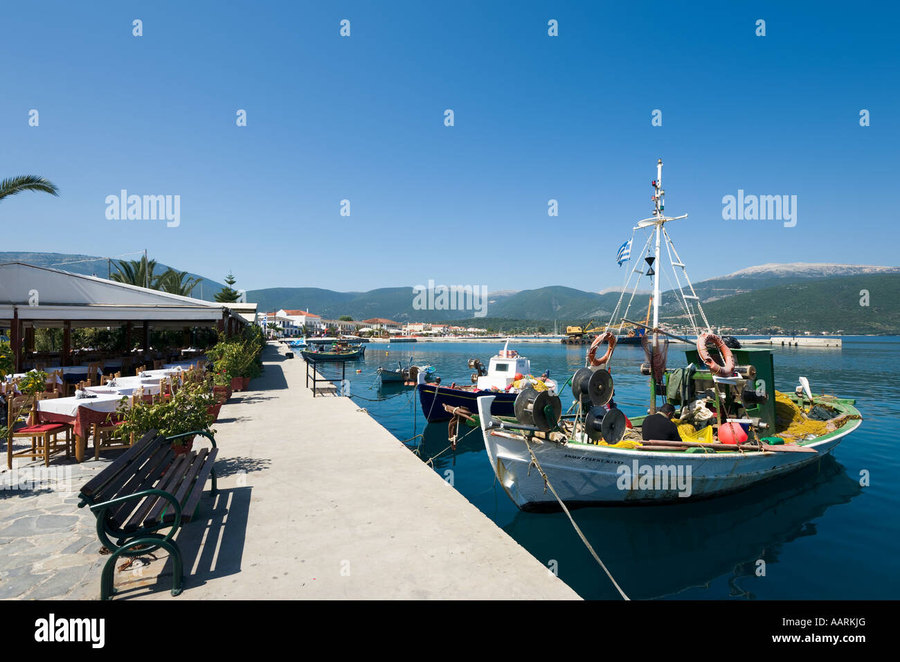 Taverne en bord de mer, bateaux de pêche et de la promenade, Sami, Kefalonia, îles Ioniennes, Grèce Banque D'Images
