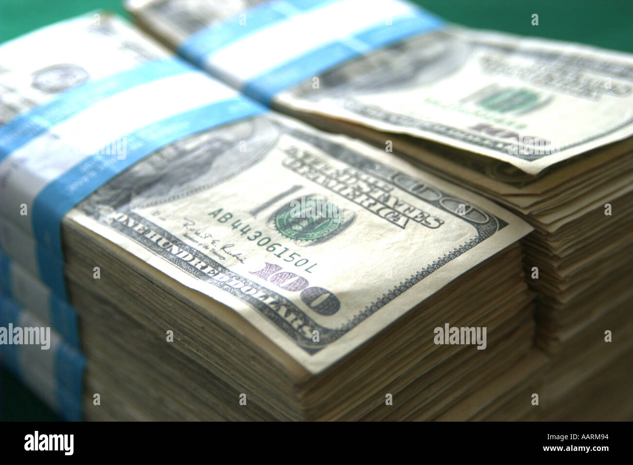 Liasses de billets de 100 dollars américains Banque de photographies et ...