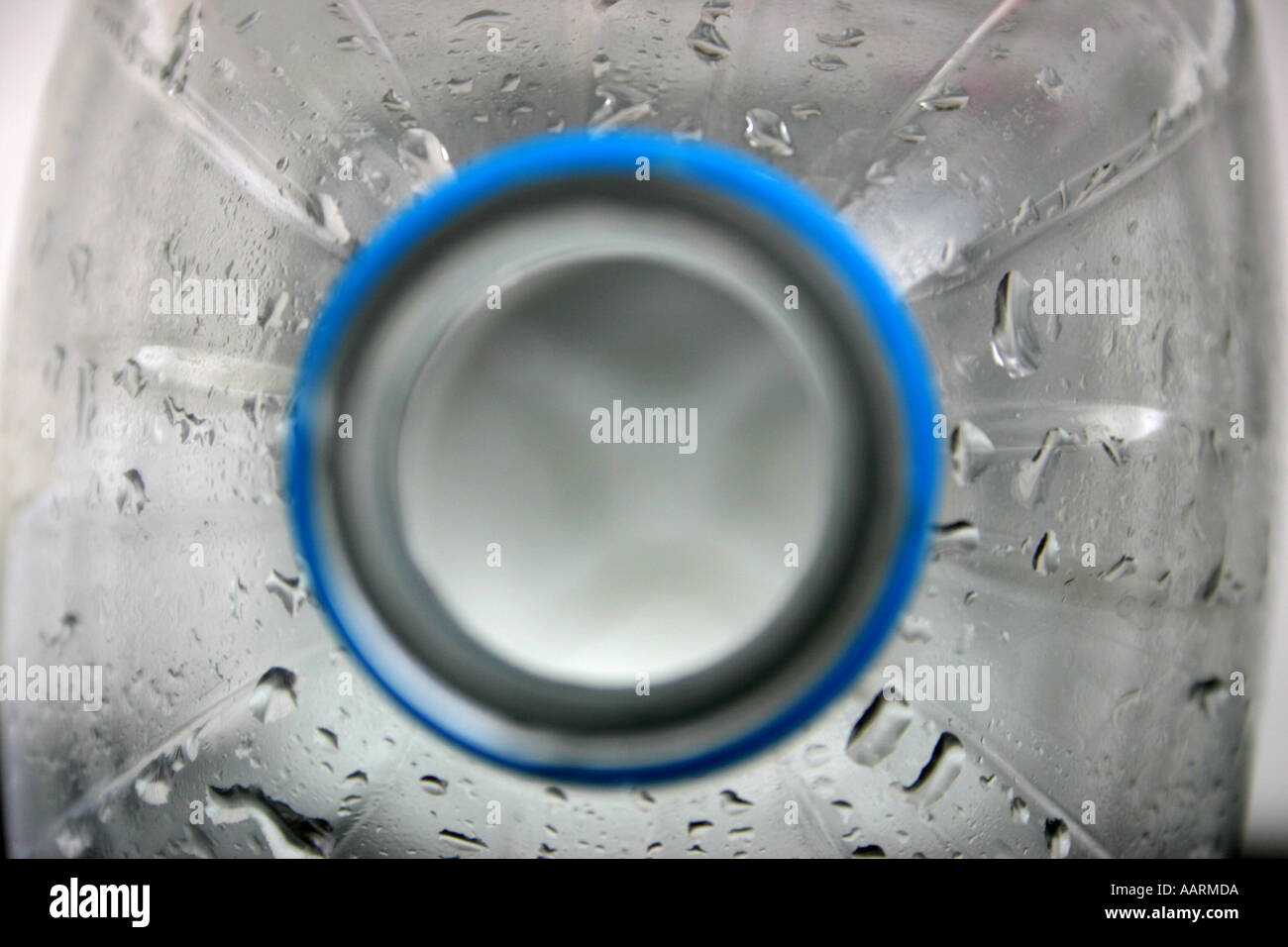 Haut d'une bouteille d'eau Banque D'Images