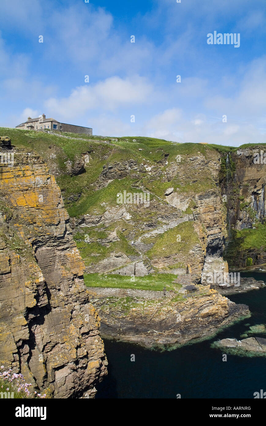 dh Steep pierre marches WHALIGOE HARBOUR CAITHNESS ECOSSE à la crique sculpté dans seacliff et maison falaise chemin isolé côte britannique Banque D'Images