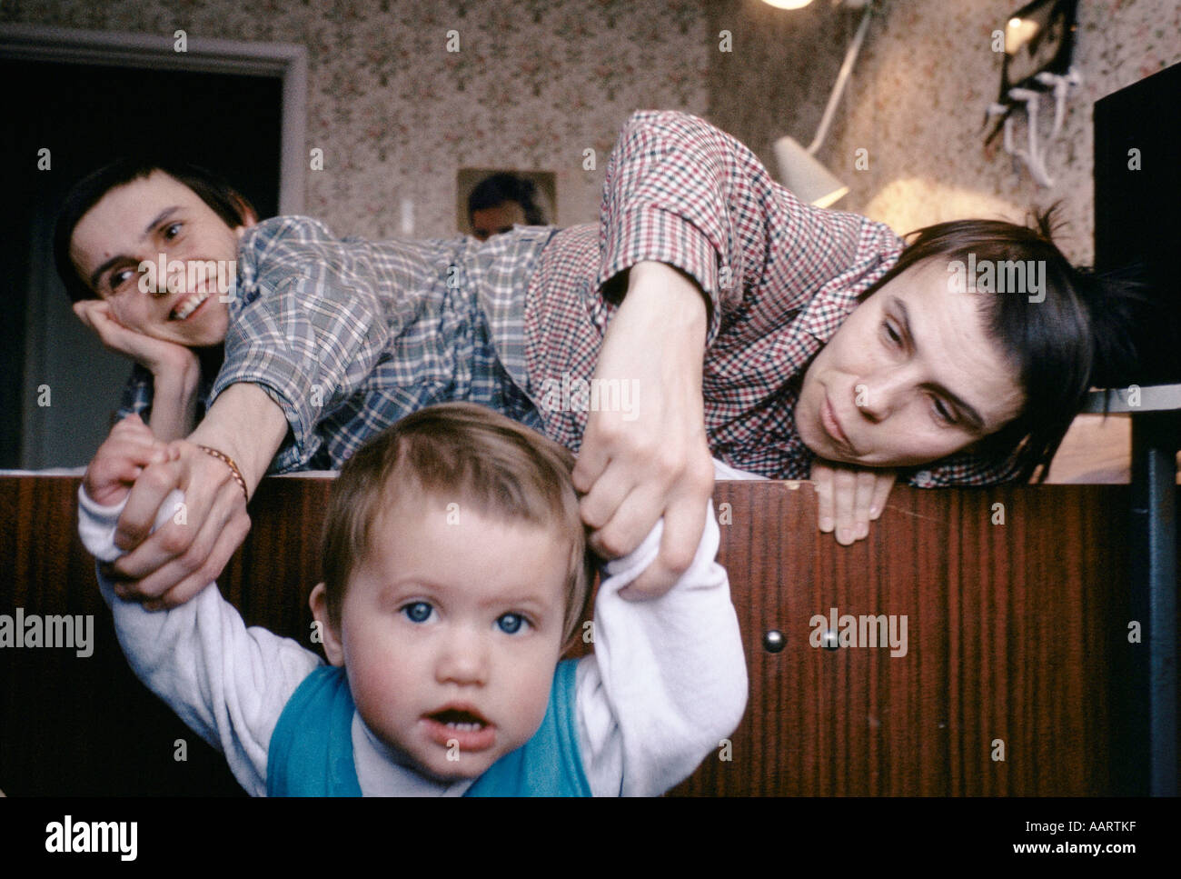 Masha et dasha, krivoshlyapova fédération jumeaux siamois avec la fille de leur amie, la journaliste britannique juliet butler. Banque D'Images