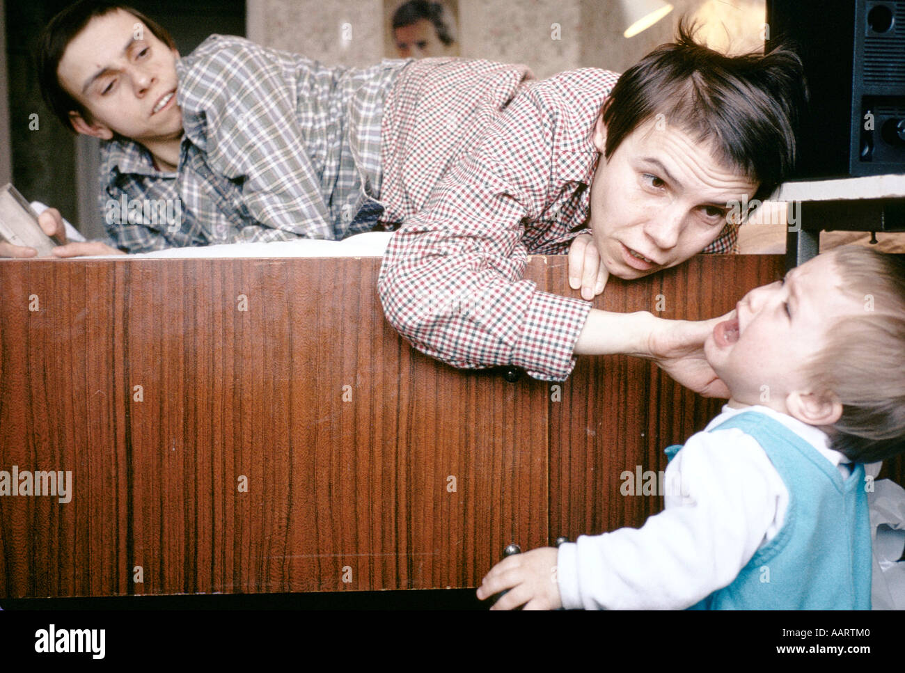 Masha et dasha, krivoshlyapova jumeaux siamois en Russie avec la fille de leur ami juliet butler. Banque D'Images