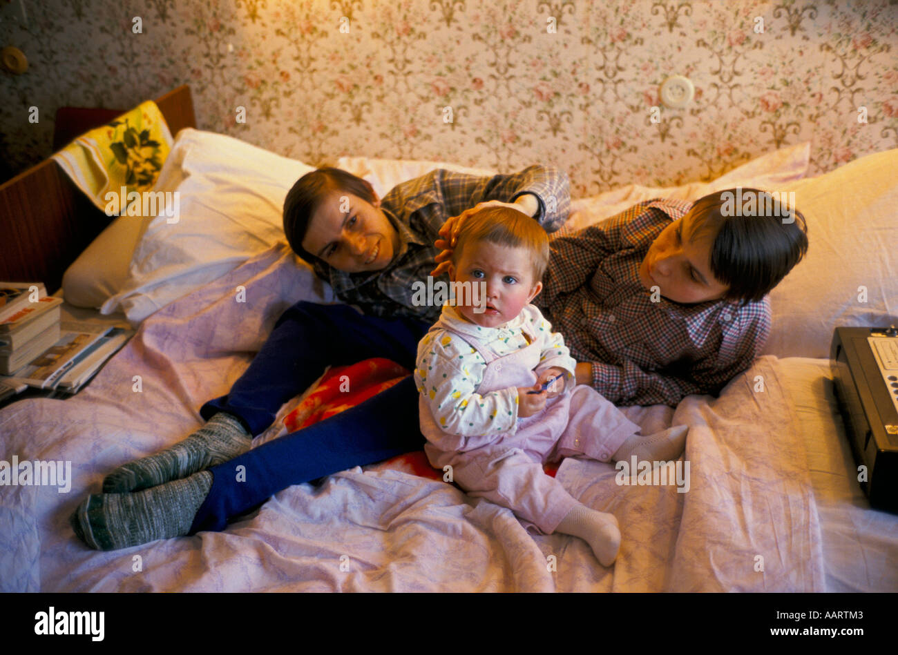 Masha et dasha, krivoshlyapova fédération jumeaux siamois avec la fille de leur amie, la journaliste britannique juliet butler. Banque D'Images