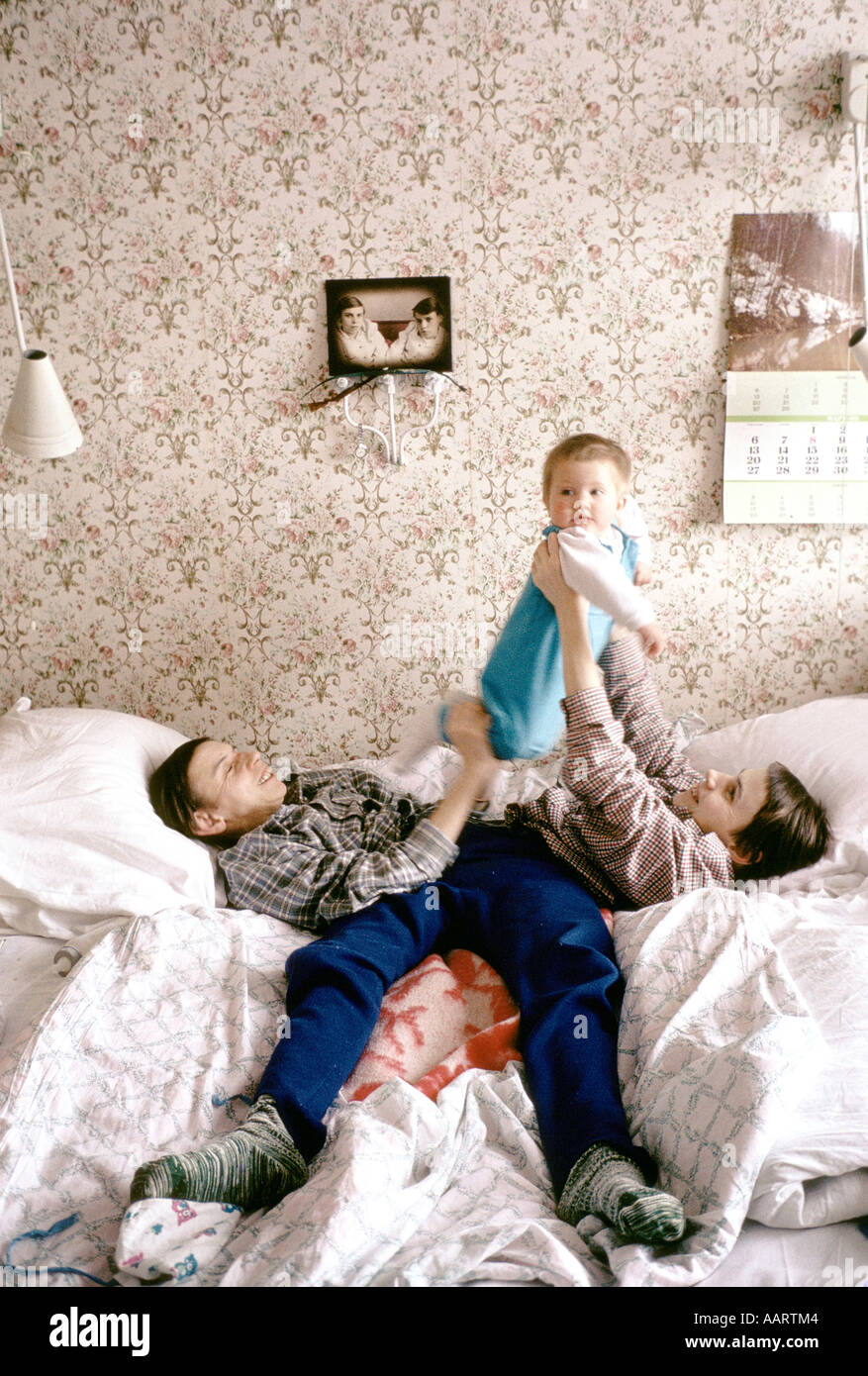 Masha et dasha, krivoshlyapova jumeaux siamois en Russie avec la fille de leur ami juliet butler. Banque D'Images