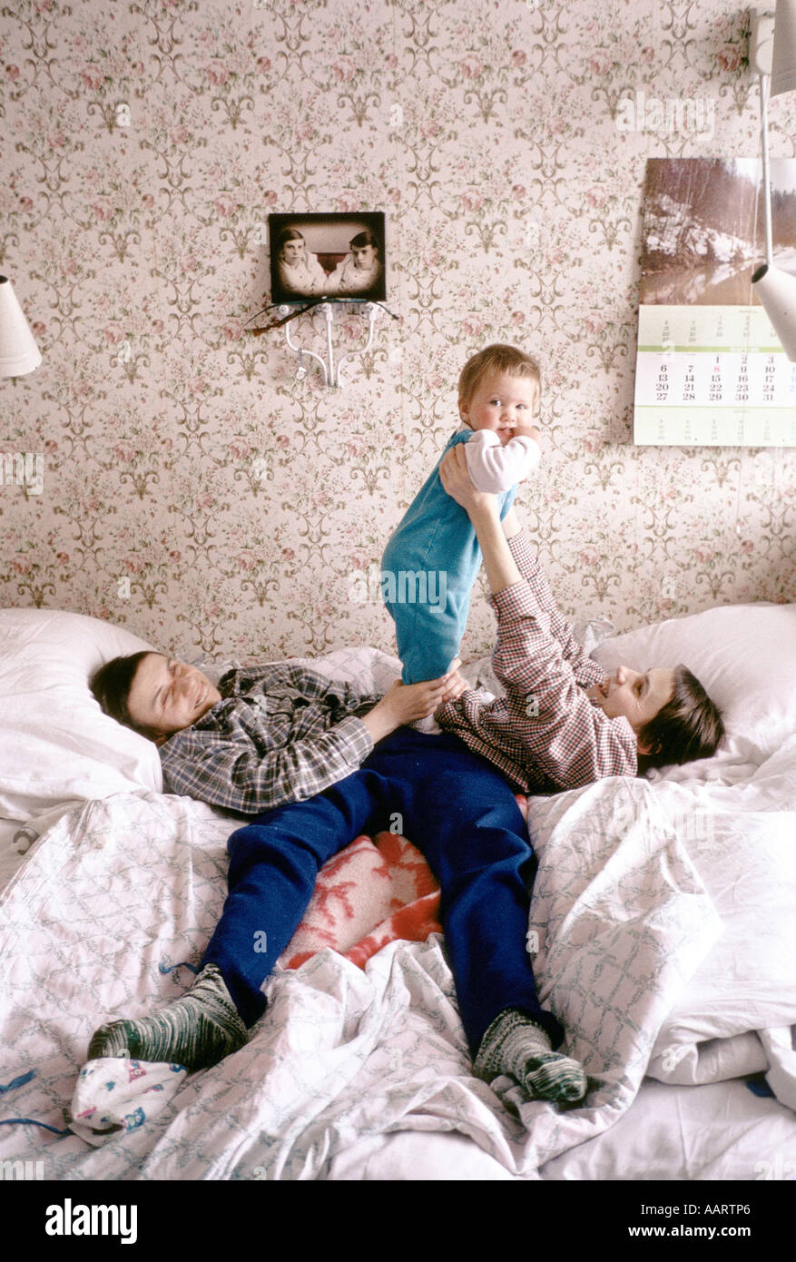 Jumeaux siamois russe masha et dasha krivoshlyapova avec la fille de leur ami juliet butler Banque D'Images