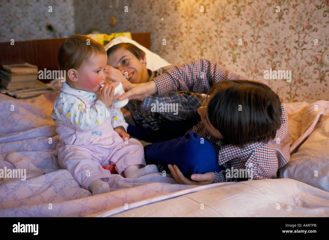 Masha et dasha, krivoshlyapova jumeaux siamois en Russie avec la fille de leur ami juliet butler. Banque D'Images