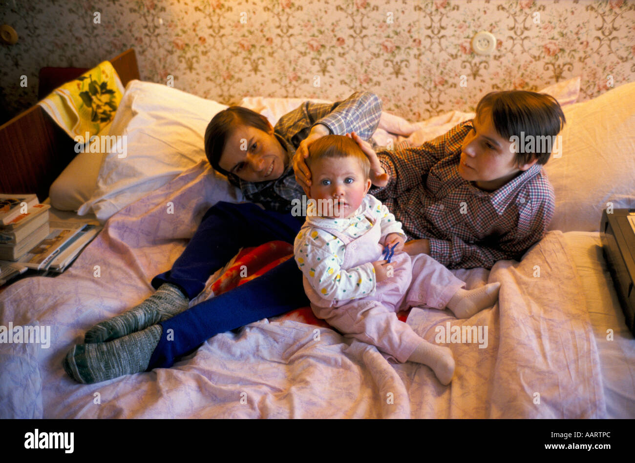 Masha et dasha, krivoshlyapova jumeaux siamois en Russie avec la fille de leur ami juliet butler. Banque D'Images
