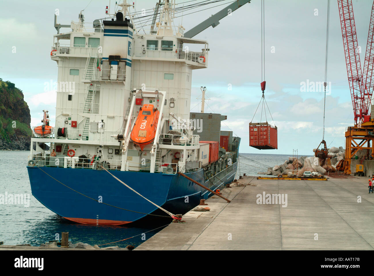 Un cargo ou d'un cargo décharger des cargaisons à un commercial dock Banque D'Images