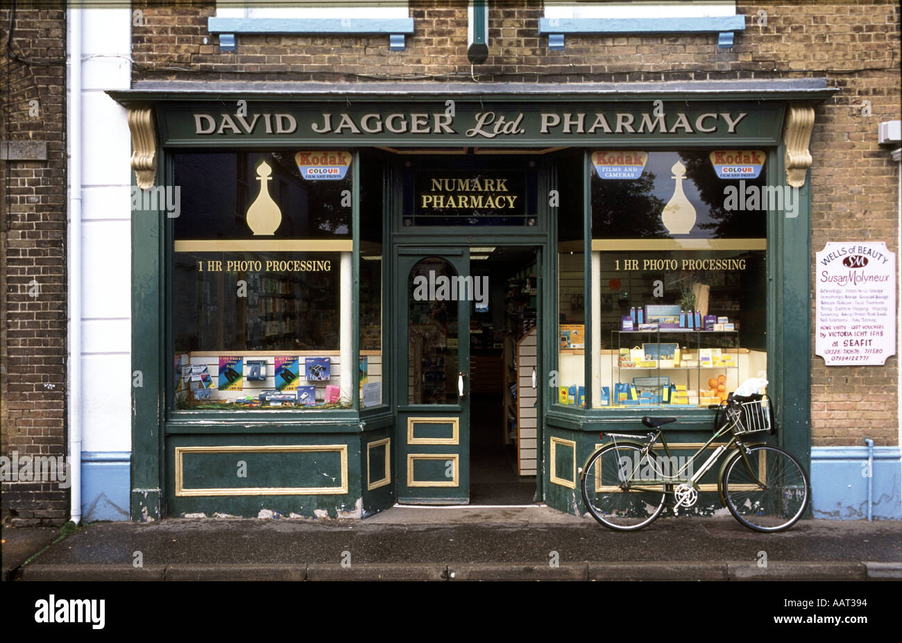 Armoire à pharmacie vitrine rénovée - Factory Vintage