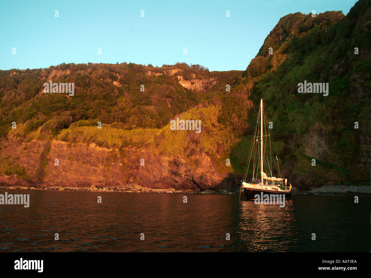 Un seul bateau bénéficie d'un ancrage à distance dans les Açores, Portugal ; c'est le long de l'île de Flores. Banque D'Images
