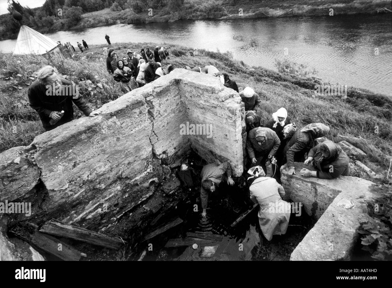 File d'attente pour les pèlerins de l'eau bénite sur la rivière Velikaya Polgrimage Banque D'Images File d'attente pour les pèlerins de l'eau bénite sur la rivière Velikaya Polgrimage Banque D'Images