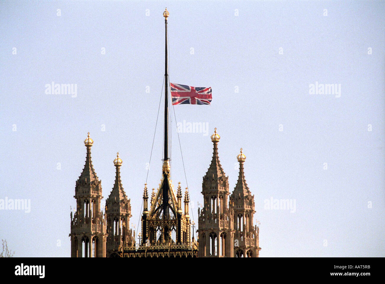 Drapeau de l'Union européenne en berne sur les palais de Westminster à Londres le 7 avril 2002 Banque D'Images